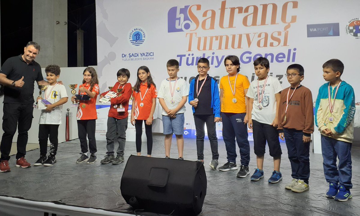 Tuzla Belediyesi tarafından her yıl geleneksel olarak düzenlenen satranç turnuvasının beşincisi bu yıl 11-12 Haziran 2022 tarihlerinde Tuzla Marina Fuar Alanında yaklaşık bin sporcunun katılımıyla düzenlendi. <a href="/GlkzTulay/">Gülkız TULAY</a> <a href="/TuzlaBelediyesi/">Tuzla Belediyesi</a> <a href="/TSFistanbul/">TSF İstanbul</a>