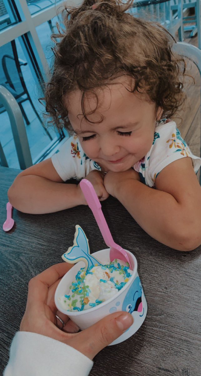 brilovesu1432's tweet photo. Baskin Robbins ice cream and my two favs <3 #puppygriffin #jayceebaby https://t.co/UvIbpF0BhX