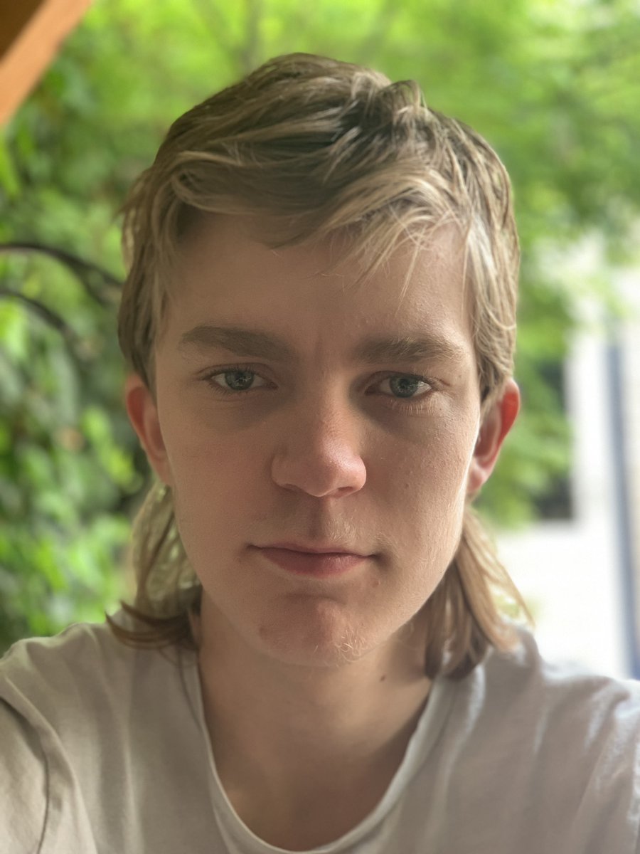 Dit is Romme. Hij heeft nog géén examenuitslag omdat vmbo basis en kader dat woensdag pas krijgt. Een week later dan mavo-havo-vwo. De vlaggen overal zijn vooral een reminder dat vmbo niet meetelt. Staan de kranten woensdag ook vol voor deze examenkandidaten?