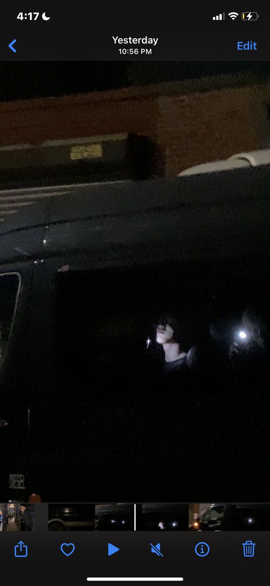 ura0122nus's tweet photo. 220610 NY 뉴욕 퇴근의 flashlight party in the van ㅋㅋㅋㅋㅋㅋㅋ애들라 좀 무섭다 #dkb #DKBinUSA #DKBinNY #DKBinNYC #다크비 #DKBinUS https://t.co/SRRecVizVs