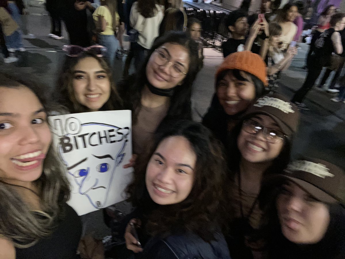 loverofnine's tweet photo. who needs an online notice when you literally get one IRL @5SOS thank you for the best night 😭❤️ https://t.co/RdUsmUG95c