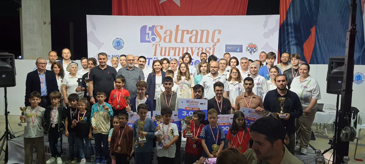 Federasyon Başkanımız Gülkız Tulay, Tuzla Belediyesi 5. Satranç Turnuvası’nın ödül törenine katılarak dereceye giren sporculara madalya ve kupalarını verdi.