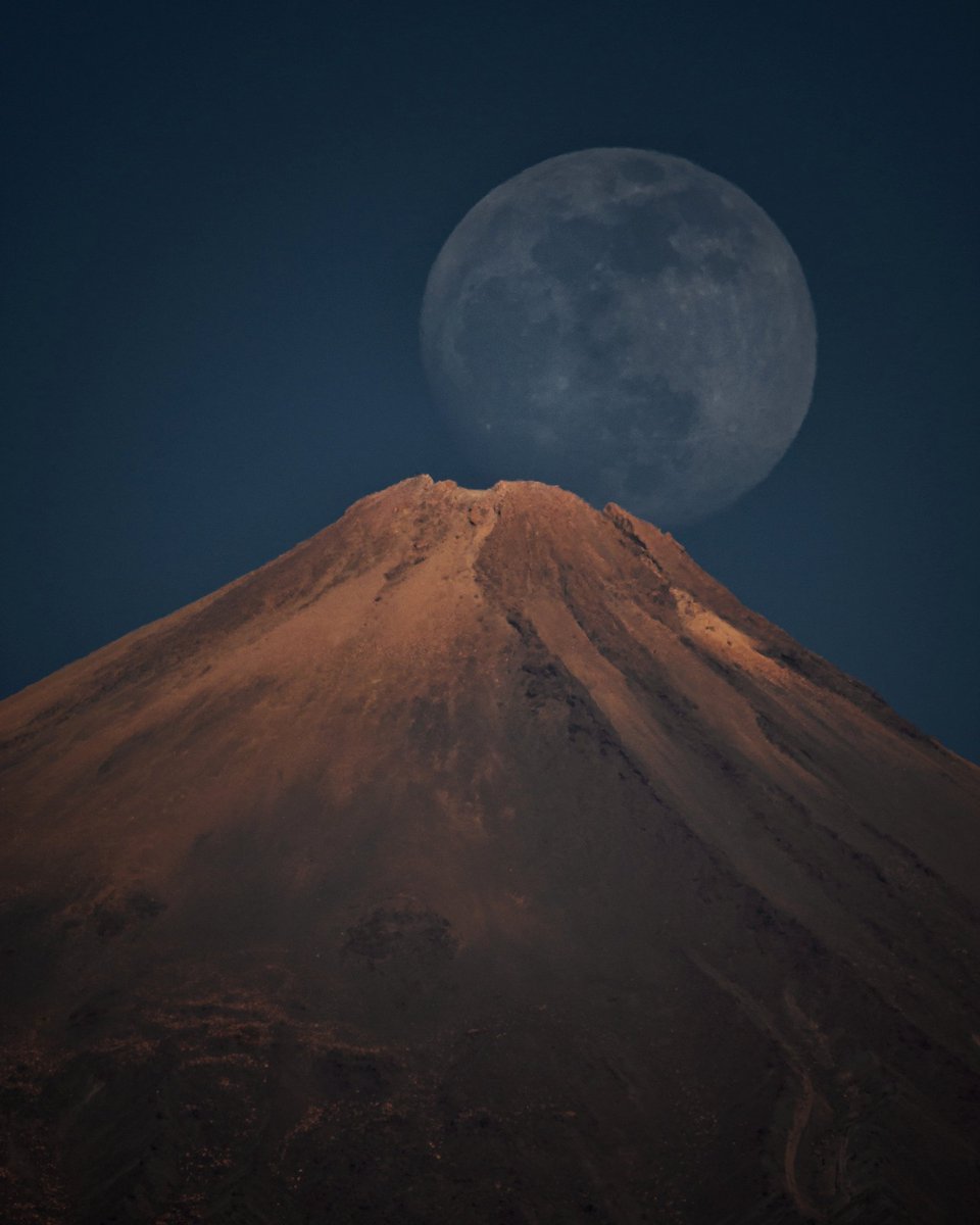 Aquí dejo una secuencia de las muchas fotos que pude sacar ayer de la luna sobre el cráter del Teide. Aquí apenas se aprecia pero en grande se puede ver incluso a la gente en el cráter disfrutando del espectáculo #Tenerife #Canarias #luna