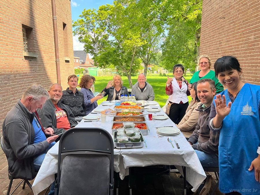 DMCupdates's tweet image. เจ้าหน้าที่จากกระทรวงกลาโหมของประเทศเนเธอร์แลนด์ ได้มาเยี่ยมชมวัดพระธรรมกายเนเธอร์แลนด์ dmc.tv/a28253