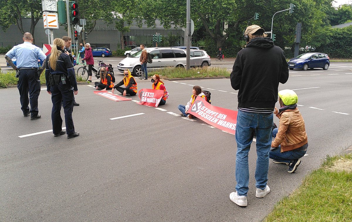 Maria-Inti Metzendorf (@mintimetz) on Twitter photo Auf dem Weg zur Arbeit (mit Fahrrad+Zug) den Menschen von <a href="/AufstandLastGen/">Letzte Generation</a> begegnet.
Ein paar Gespräche mit Autofahrer:innen und Passant:innen geführt. Viele verstehen das Anliegen ("sie haben ja Recht"), sind aber trotzdem genervt ("aber ich muss dringend ...").
#Klimakrise Auf dem Weg zur Arbeit (mit Fahrrad+Zug) den Menschen von <a href="/AufstandLastGen/">Letzte Generation</a> begegnet.
Ein paar Gespräche mit Autofahrer:innen und Passant:innen geführt. Viele verstehen das Anliegen ("sie haben ja Recht"), sind aber trotzdem genervt ("aber ich muss dringend ...").
#Klimakrise