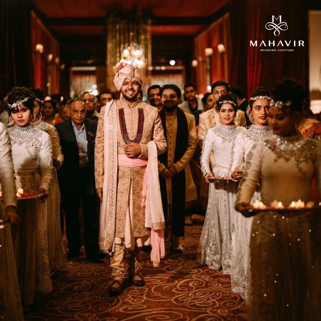 Mahavircouture's tweet photo. Style of Indian Weddings!

Mahavir Collections is the trademark fir style of Indian weddings. The perfect groom is groom in Mahavir Collections fashion. https://t.co/BllL0A3S4L