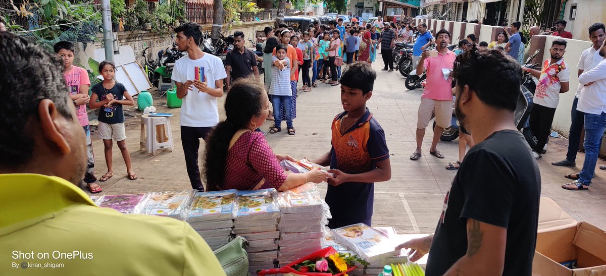 पार्लेस्वर प्रतिष्ठान आयोजित 12 जून 2022  रोजी विलेपार्ले येथे  शालेय विद्यार्थ्यांना books वाटप आणि  बॅग वाटप हा उपक्रम पार पडला. कार्यक्रमाला नीलाताई रवींद्र यांची प्रमुख उपस्थिती होती.<a href="/vlpresidents/">Vile Parle Residents</a> <a href="/ParleswarP/">Parleswar Pratishthan</a> <a href="/VileParleEast/">Vile Parle(E)</a> <a href="/OurVileParle/">Our VileParle</a> <a href="/SPMgrp/">SurakshitParleMvmnt</a>