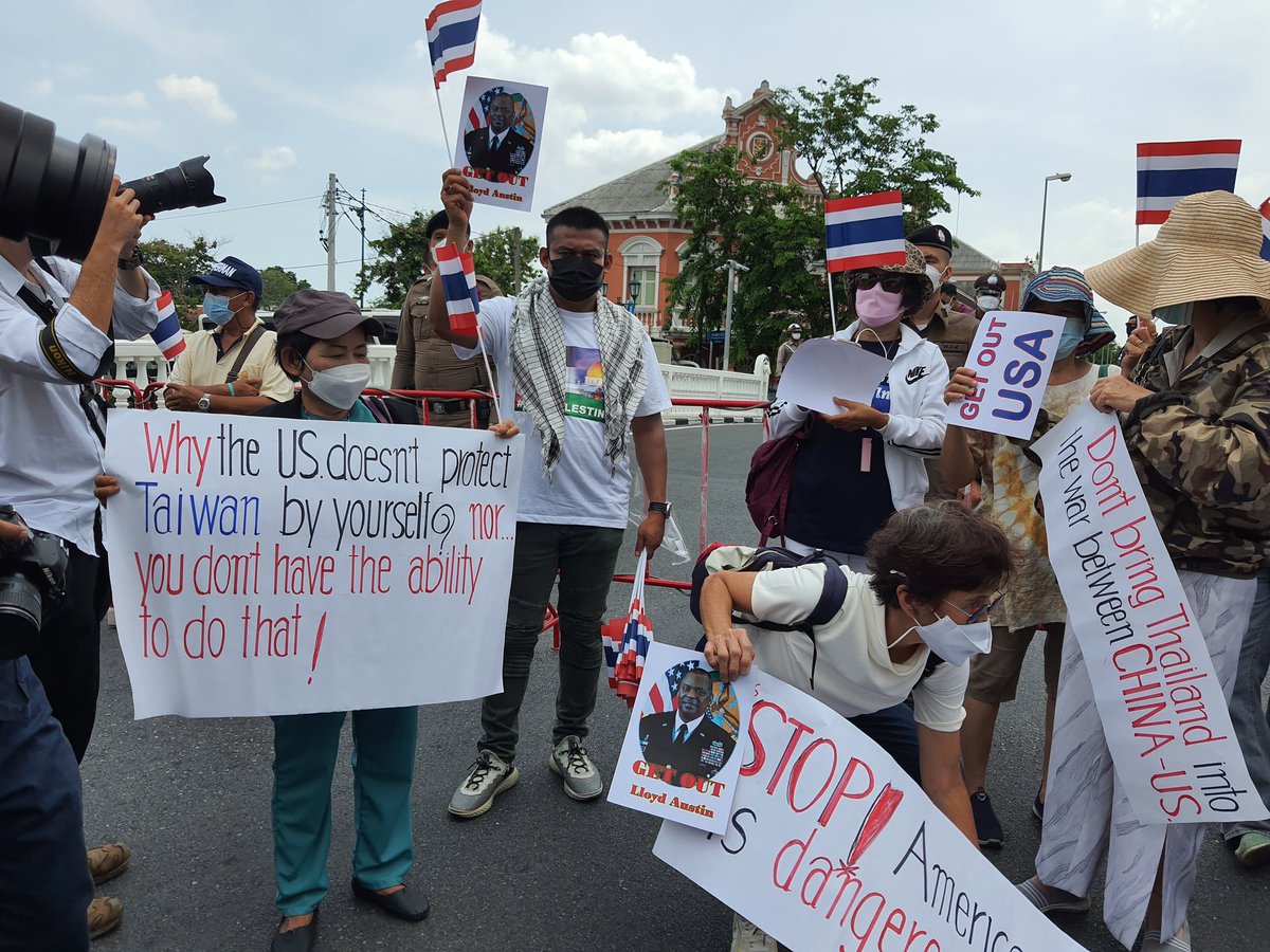 News26348449's tweet photo. ที่สะพานช้างโรงสี หลังศาลาว่าการกลาโหม
กลุ่ม ประชาชนคนไทย จัดกิจกรรม "รวมพลังสามัคคีประชาชน ต่อต้านอเมริกา พาไทยสู่สงคราม" เพื่อร่วมแสดงพลัง หยุด... อเมริกัน หยุด...  อันตราย
#ม็อบ13มิถุนา65
#ประชาชนคนไทย https://t.co/Ze5dGA49Xk