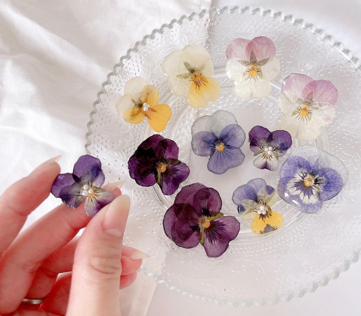 cheche3248's tweet photo. #うちのかわい子ちゃん見てって展　＃ドライフラワー　#アクセサリー #本物のお花のアクセサリー  ビオラのお花でヘアゴムとバッチを作りました(*'.'*) https://t.co/cNZc7ATxL3