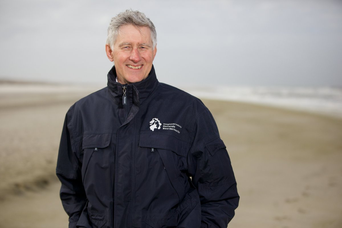 Luc Kohsiek zwaait af. Met ingang van 01-01-2023 legt hij zijn functie als dijkgraaf van ons waterschap neer. De afgelopen 14 jaar zette de heer Kohsiek zich met hart en ziel in voor HHNK. Nu is de tijd gekomen om te kiezen voor zijn gezin en gezondheid. bit.ly/3Qk8OPy