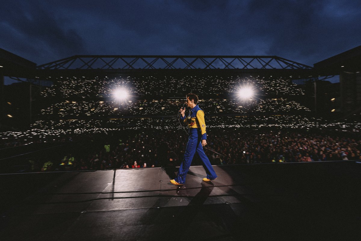 hsdtogethertour's tweet photo. Harry onstage at Ibrox Stadium in Glasgow, Scotland - June 11 

📸: Anthony Pham https://t.co/4Vrw1d8os6