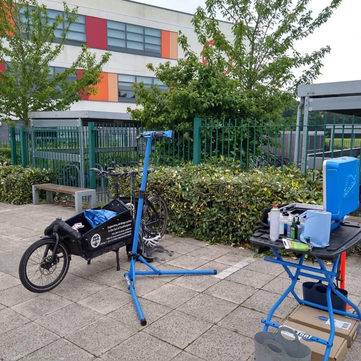 It's been a while but we are back at @OasisMayfield @HubEastSoton this afternoon after school for FREE bike repairs. We will be there every Monday after school and also at @Woodlands_CC every Friday after school til the end of term!

Thanks @HIWCF for supporting #youthbikes 🙏