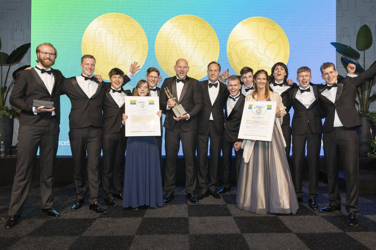 Autobedrijf Classic Mike uit Zeewolde heeft vrijdag 10 juni de Flevopenning TOPonderneming 2022 in ontvangst mogen nemen en is nu dé Topondernemer van het jaar! 
#flevoland #ondernemen #groei #flevopenning
📸FotostudioWierd