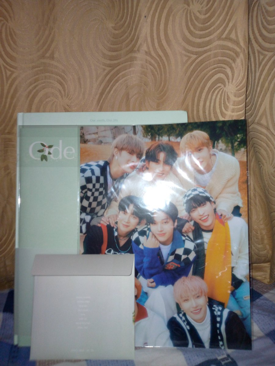 cluetinydarling's tweet photo. #FromMinkiCart #tynics  aaaaaaaaaa my OTY set (photobook, behind book, miniposter &amp; cd) came home safely po!!!!!! sorry if late since kakarating lang sa address ko from my consol 😁💗 thank you to the both of you @minkicart @kimhjcart for being so kind 💯 'til nxt budol 💗 https://t.co/Hbe2BpJpjD