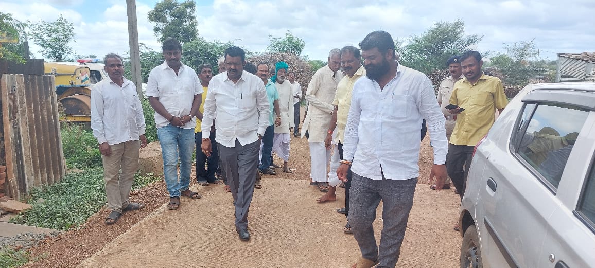 munenakoppa_mla's tweet photo. ಹುಬ್ಬಳ್ಳಿ ತಾಲೂಕಿನ ಬ್ಯಾಹಟ್ಟಿ ಗ್ರಾಮಕ್ಕೆ ಭೇಟಿ ನೀಡಲಾಯಿತು. ಭೇಟಿಯ ವೇಳೆ ಗ್ರಾಮದ ಜನತೆಯೊಡನೆ ಬೆರೆತು, ಮಾತುಕತೆ ನಡೆಸಿದೆ. https://t.co/kfKzRzG9PV