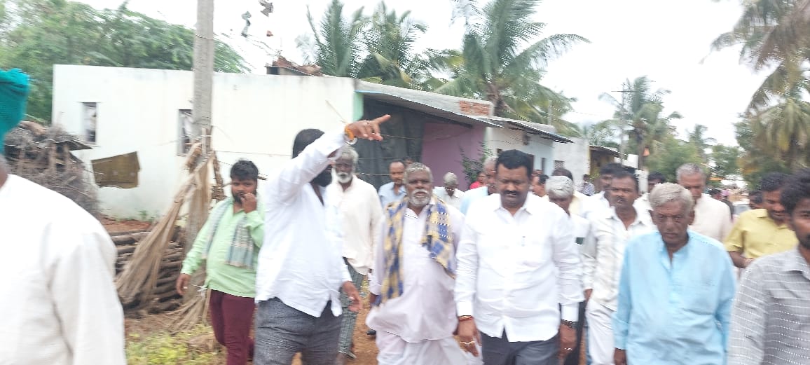 munenakoppa_mla's tweet photo. ಹುಬ್ಬಳ್ಳಿ ತಾಲೂಕಿನ ಬ್ಯಾಹಟ್ಟಿ ಗ್ರಾಮಕ್ಕೆ ಭೇಟಿ ನೀಡಲಾಯಿತು. ಭೇಟಿಯ ವೇಳೆ ಗ್ರಾಮದ ಜನತೆಯೊಡನೆ ಬೆರೆತು, ಮಾತುಕತೆ ನಡೆಸಿದೆ. https://t.co/kfKzRzG9PV