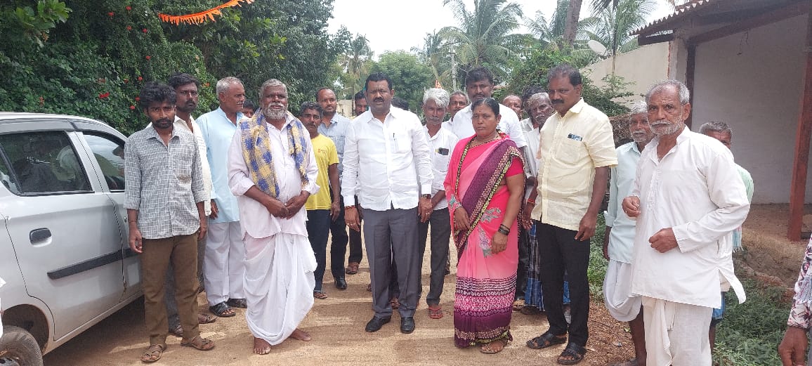 munenakoppa_mla's tweet photo. ಹುಬ್ಬಳ್ಳಿ ತಾಲೂಕಿನ ಬ್ಯಾಹಟ್ಟಿ ಗ್ರಾಮಕ್ಕೆ ಭೇಟಿ ನೀಡಲಾಯಿತು. ಭೇಟಿಯ ವೇಳೆ ಗ್ರಾಮದ ಜನತೆಯೊಡನೆ ಬೆರೆತು, ಮಾತುಕತೆ ನಡೆಸಿದೆ. https://t.co/kfKzRzG9PV