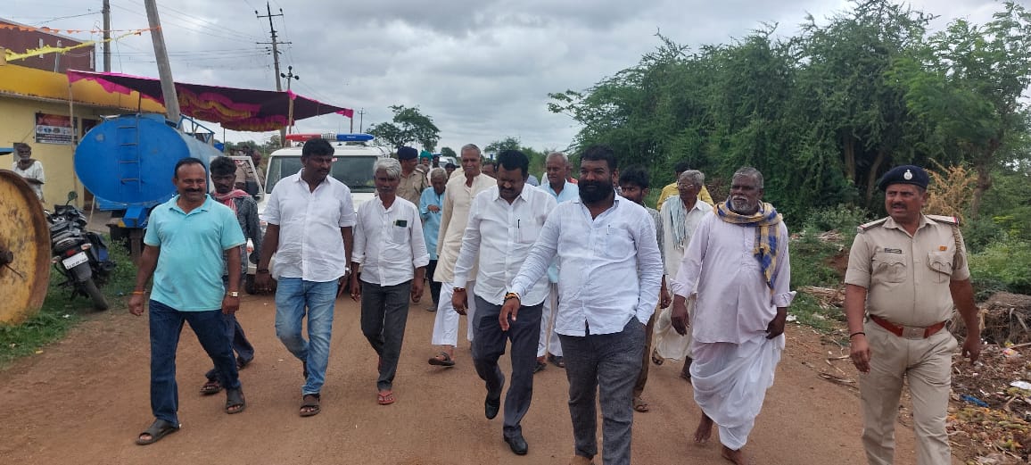 munenakoppa_mla's tweet photo. ಹುಬ್ಬಳ್ಳಿ ತಾಲೂಕಿನ ಬ್ಯಾಹಟ್ಟಿ ಗ್ರಾಮಕ್ಕೆ ಭೇಟಿ ನೀಡಲಾಯಿತು. ಭೇಟಿಯ ವೇಳೆ ಗ್ರಾಮದ ಜನತೆಯೊಡನೆ ಬೆರೆತು, ಮಾತುಕತೆ ನಡೆಸಿದೆ. https://t.co/kfKzRzG9PV