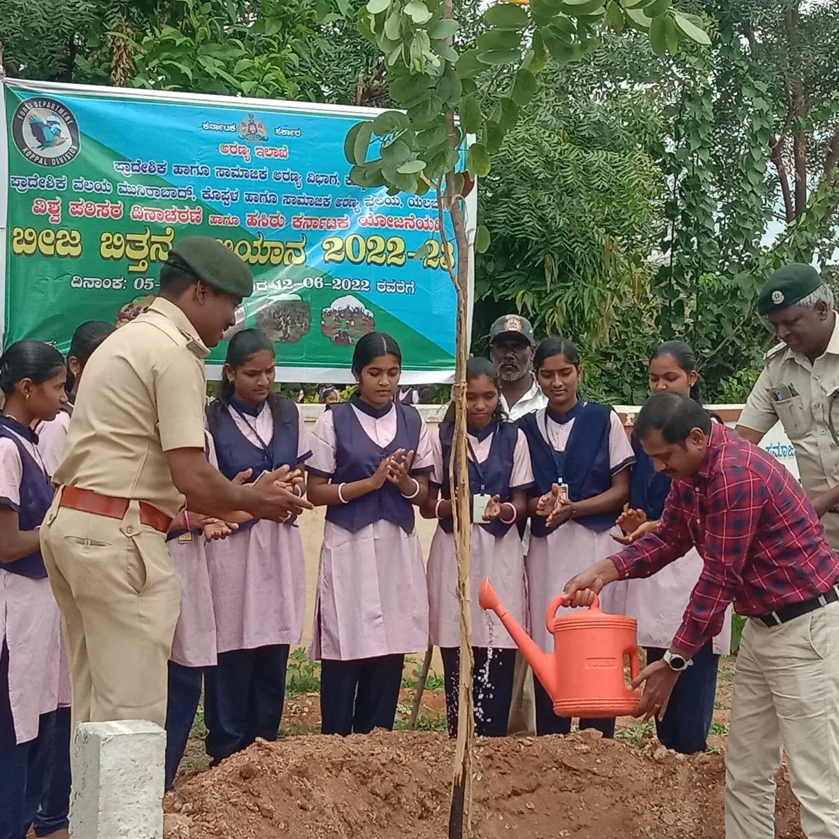 DcfForest's tweet photo. ವಿಶ್ವ ಪರಿಸರ ದಿನಾಚರಣೆ &amp; HK ಕಾರ್ಯಕ್ರಮದ ಅಂಗವಾಗಿ ಯಲಬುರ್ಗಾ ತಾಲೂಕಿನ ಹೊಸಳ್ಳಿ ಗ್ರಾಮದ ಕಿತ್ತೂರು ರಾಣಿ ಚೆನ್ನಮ್ಮ ವಸತಿ ಶಾಲಾ ಆವರಣದಲ್ಲಿ ಬೀಜಬಿತ್ತನೆ &amp;ಸಸಿ ನೆಡುವ ಕಾರ್ಯಕ್ರಮವನ್ನು ಹಮ್ಮಿಕೊಳ್ಳಲಾಯಿತು. ಕಾರ್ಯಕ್ರಮದಲ್ಲಿ ಮುಖ್ಯೋಪಾಧ್ಯಾಯರು, ಶಿಕ್ಷಕರು,ವಿದ್ಯಾರ್ಥಿಗಳು, ಗ್ರಾಮದ ಮುಖಂಡರು ಸಿಬ್ಬಂದಿಗಳು ಹಾಜರಿದ್ದರು. @BSBommai https://t.co/xbw1adEPPm
