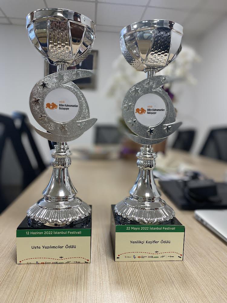 Bu yıl 2 takım ile katılım gösterdiğimiz FLL Explore festivalinde, takımlarımız “Usta Yazılımcılar” ve “Yenilikçi Kaşifler” ödüllerini kazandı.🥳👏🏻
#Fllexplore #cargoconnect