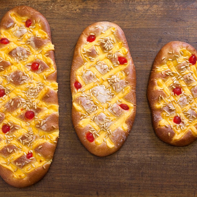 8 varietats de coques de Sant Joan en diferents mides. Pots escollir entre llardons, brioix amb cabell d’àngel, brioix amb crema, brioix amb fruites, brioix amb xocolata, pasta de full i cabell d’àngel, pasta de full i crema, melindros i poma… I si la vols farcida o no! 🔥🎉🎇