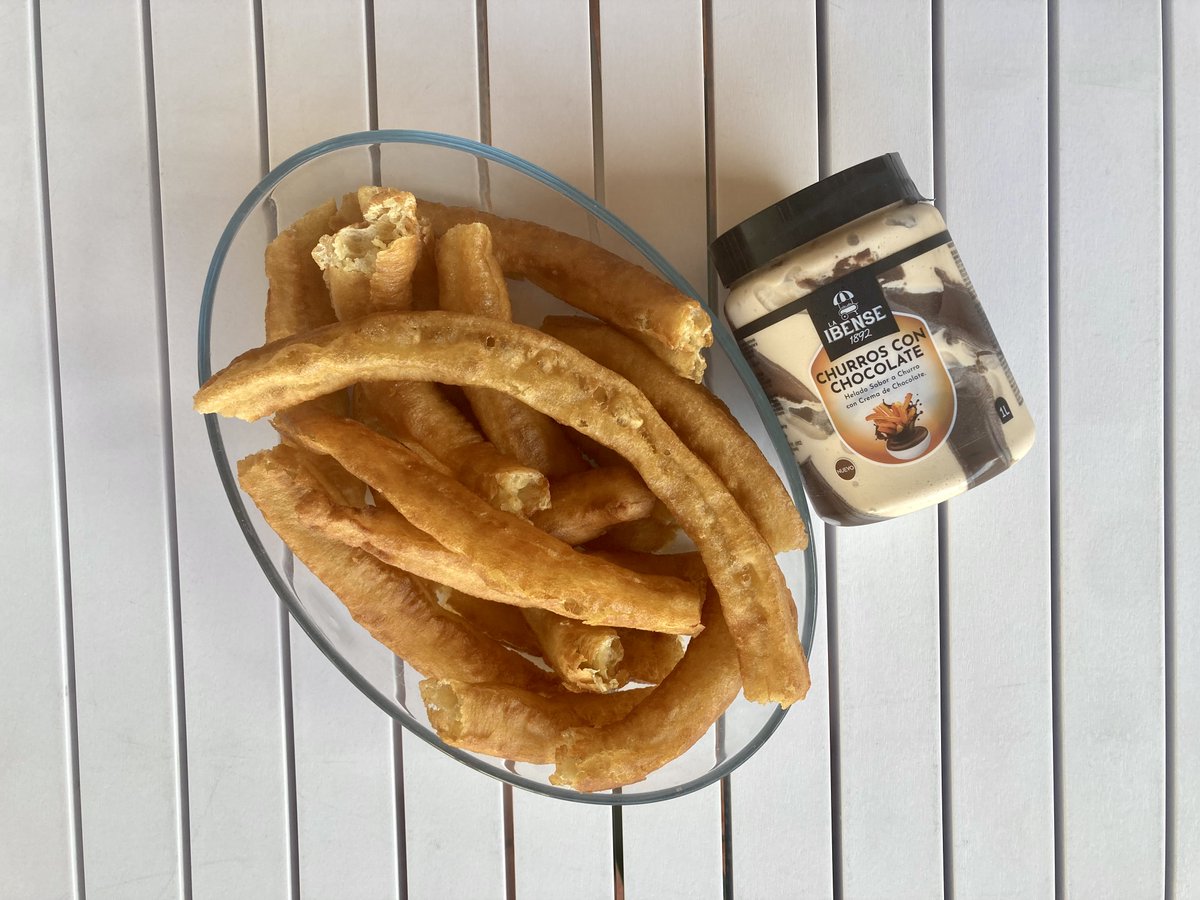 Churros calentitos con helado de churros con chocolate
¿Lo habéis probado?
#LaIbense1892 #InstantesEnormes #helados