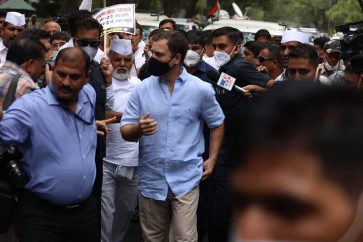 Rahuljaga_INC's tweet photo. गांधी नाम की आंधी से तानाशाह अब खौफ खा रहे हैं।

सच हमारे साथ है,
हम सीना ठोककर तुम्हारे सवालों के जवाब देने आ रहे हैं।

#IndiaWithRahulGandhi https://t.co/KOem278xkV