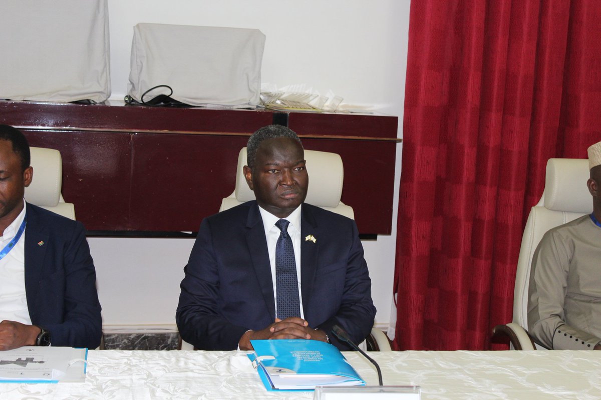 UEMOA_Officiel's tweet photo. S.E.M #MohamedBAZOUM a présidé la 11e réunion du Comité de Haut Niveau sur la sécurité alimentaire et nutritionnelle, le samedi 11 juin, en présence du Président de la Commission de l’#UEMOA #AbdoulayeDIOP, du gouvernement du #Niger et des Ministres des autres Etats de l’#UEMOA. https://t.co/gN3eDnjVKC