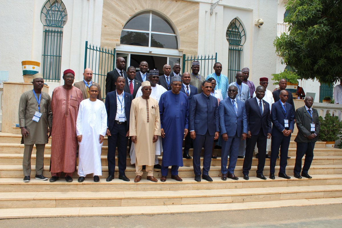 UEMOA_Officiel's tweet photo. S.E.M #MohamedBAZOUM a présidé la 11e réunion du Comité de Haut Niveau sur la sécurité alimentaire et nutritionnelle, le samedi 11 juin, en présence du Président de la Commission de l’#UEMOA #AbdoulayeDIOP, du gouvernement du #Niger et des Ministres des autres Etats de l’#UEMOA. https://t.co/gN3eDnjVKC