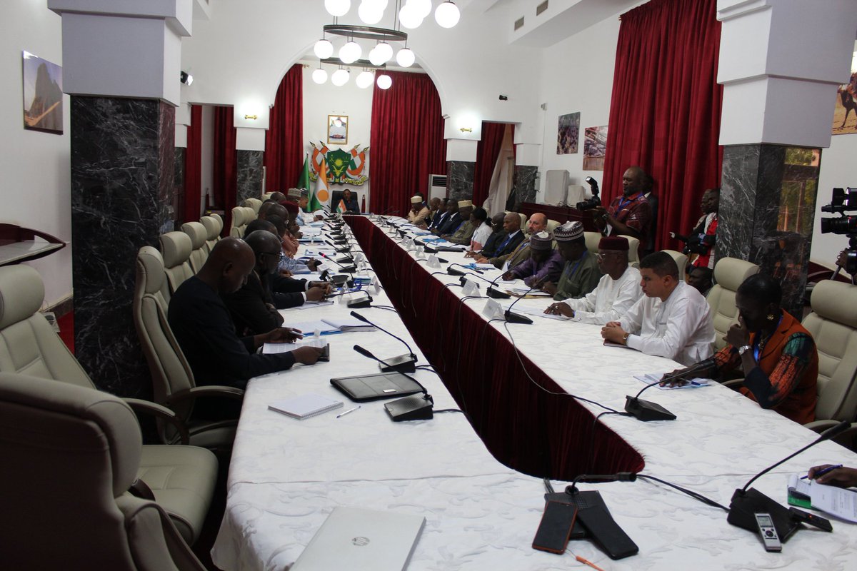 UEMOA_Officiel's tweet photo. S.E.M #MohamedBAZOUM a présidé la 11e réunion du Comité de Haut Niveau sur la sécurité alimentaire et nutritionnelle, le samedi 11 juin, en présence du Président de la Commission de l’#UEMOA #AbdoulayeDIOP, du gouvernement du #Niger et des Ministres des autres Etats de l’#UEMOA. https://t.co/gN3eDnjVKC