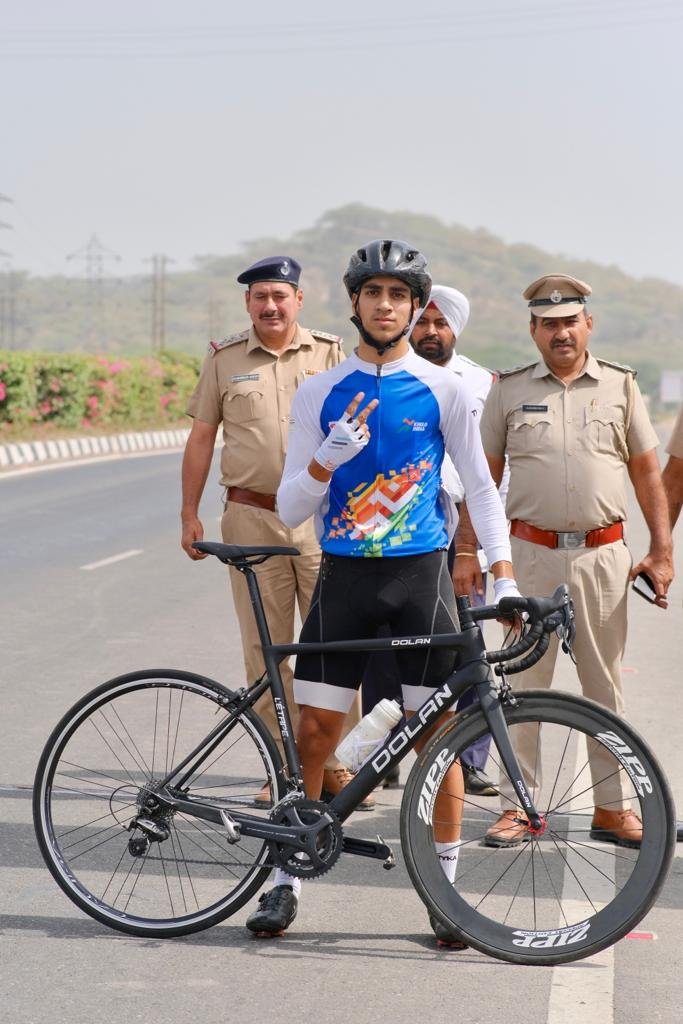 AndrabiNuzhat's tweet photo. Adil Altaf created history by winning the first cycling gold medal for #Jammu and #Kashmir in the #KheloIndiaYouthGames. he blazed to glory in the Boys 70 Km road race. He is role model for youth of J&amp;K who want to choose the field of sports and rise and shine
#Mondayvibes https://t.co/RKBKpMWsIe