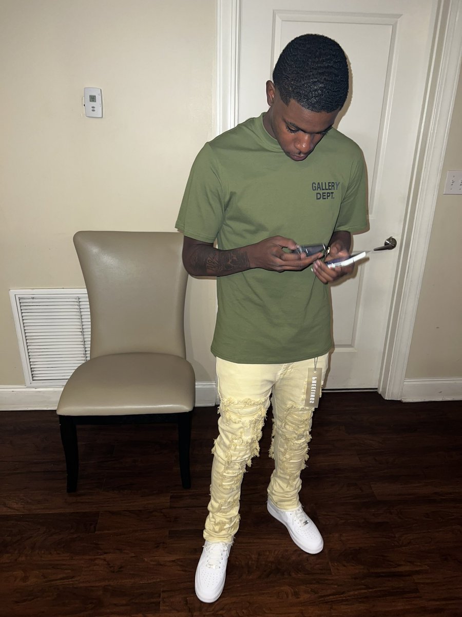 vertquick's tweet photo. I’m up and I’m chasin this paper, I be god damn if I talk to a hater if it ain’t bout no paper I’ll talk to ya later. I’m stacking dis shit up Ima ball like the Lakers-💵 https://t.co/TPfmY5woKg