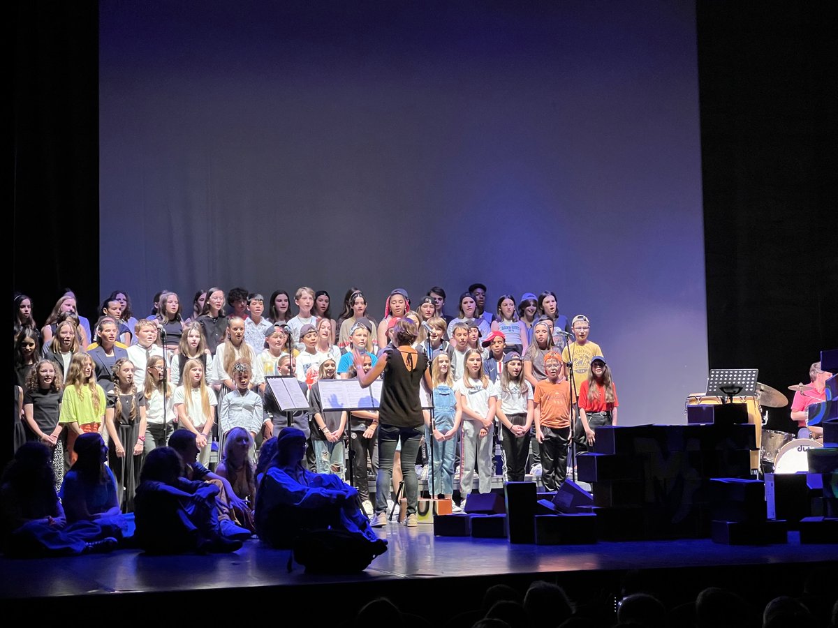 college_Vercel's tweet photo. Immense sucés 👏 pour la comédie musicale "Poussez les Murs !"🎼😍 le vendredi 10 juin à 20 h au théâtre des jacobins @villededinan grâce à @college_Vercel et @DinanAgglo ainsi que @DAACBretagne Merci aux chorales CHAM et Clg ainsi qu'au club théâtre 💯EAC ! https://t.co/n1WotODe8B