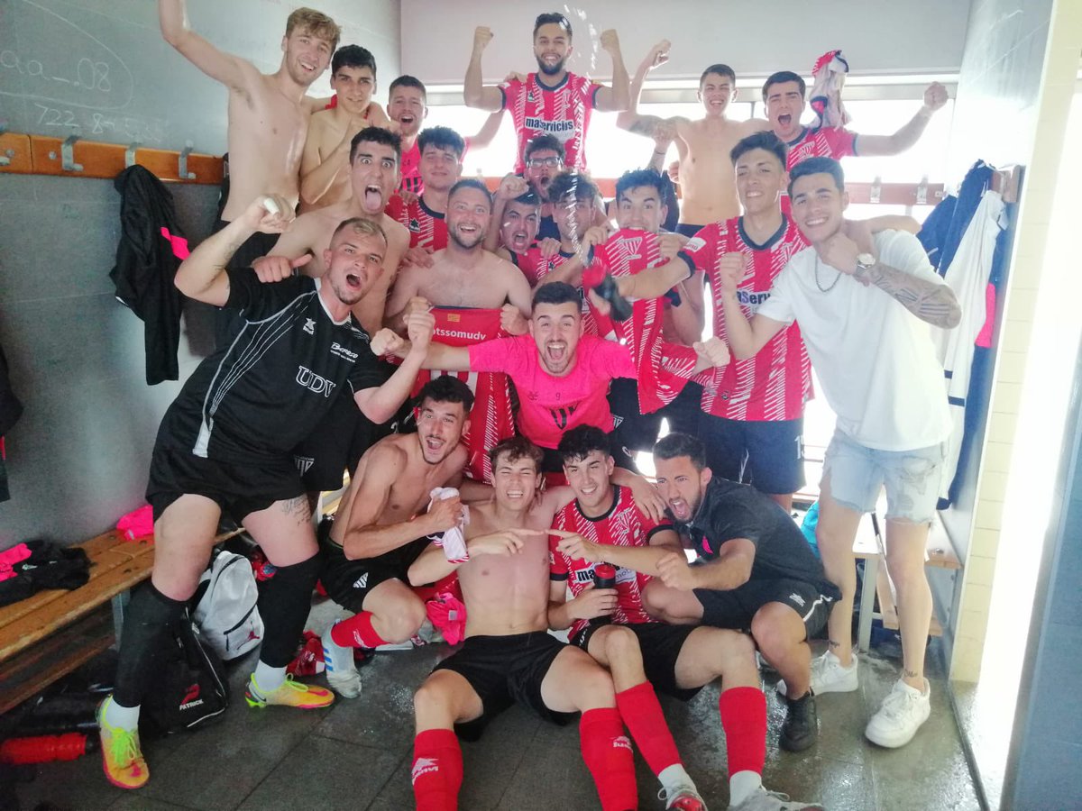 jacosta4's tweet photo. Pasan las horas, y te vas dando cuenta de la importancia de este Subcampeonato en la #3cat10 del joven filial de la @UD_Viladecans, en un grupo de los mas exigentes,con equipos con jugadores muy veteranos, y quedando por delante de tu rival directo #totssomUDV

Bravo chicos!! https://t.co/i1pA6QAlle