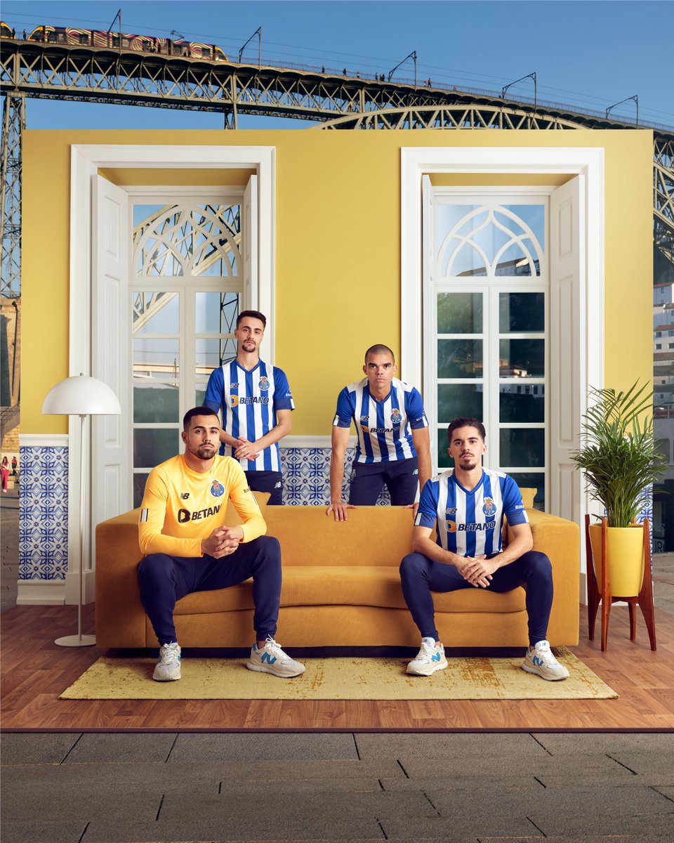 NBFootball's tweet photo. 𝗔 𝗻𝗲𝘄 𝗳𝗶𝘁 𝗳𝗼𝗿 𝘁𝗵𝗲 𝗖𝗵𝗮𝗺𝗽𝗶𝗼𝗻𝘀 𝗼𝗳 𝗣𝗼𝗿𝘁𝘂𝗴𝗮𝗹.
 
Ready to conquer in 2022-23 – this is the @FCPorto home kit. 
 
#NBFootball #UnbreakableByNature @newbalance https://t.co/8ANYgv8BpL