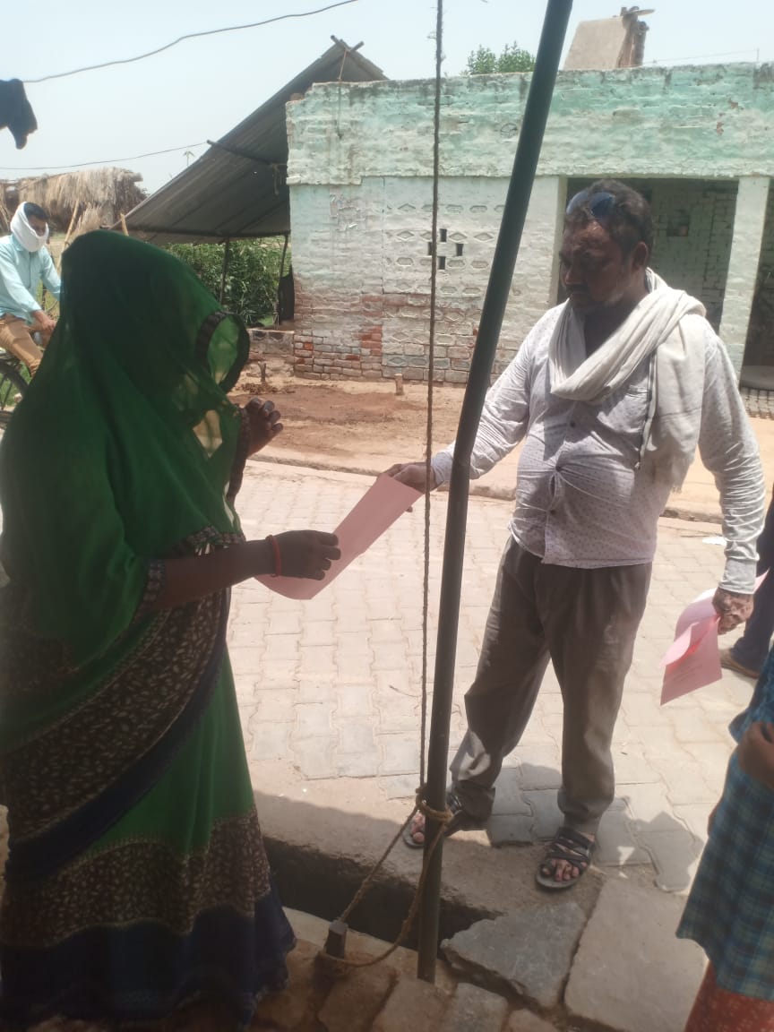 DVVNLKANNAUJ's tweet photo. तिर्वा ग्रामीण क्षेत्र में विद्युत विभाग टीम द्वारा OTS के तहत बकायेदार उपभोक्ताओं को नोटिस देकर योजना की जानकारी देते एवं बिल जमा करने के लिये प्रेरित करते हुए। @dvvnlhq @mduppcl @UPPCLLKO @MDDVVNL @UppclChairman @DvvnlDirComm @aksharmaBharat https://t.co/S2jqxCKQ0t