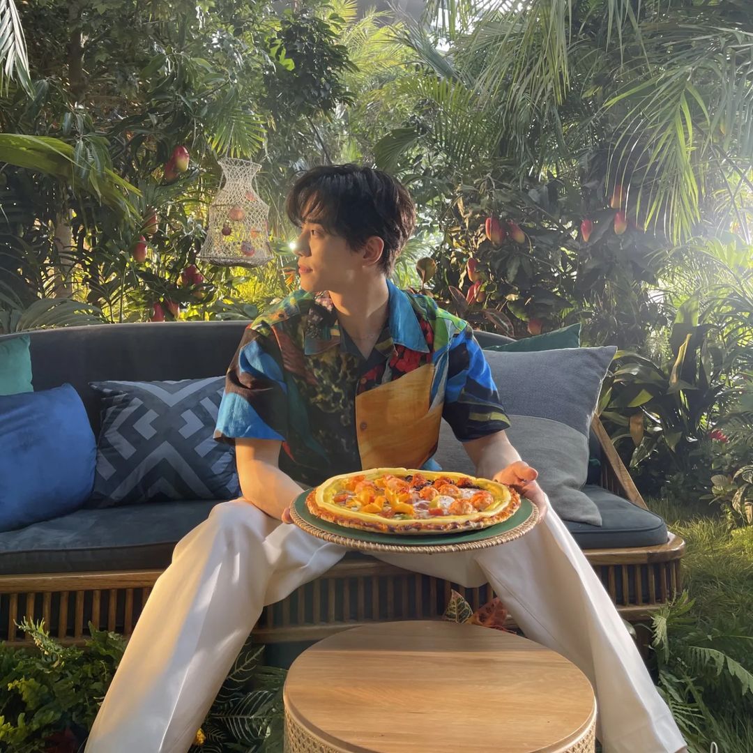 k_onsumed's tweet photo. Not sure if I want the pizza or...... 😆 @dlwnsghek is srsly too sexc for life https://t.co/kVpAizDT0o