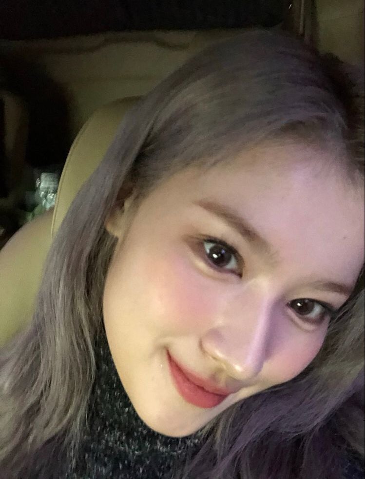 shashanose's tweet photo. she knows she got the prettiest nose 

#SANA #사나 #サナ #TWICE https://t.co/OmN6KCcVm3