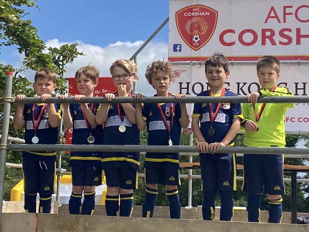 Evertonianfrome's tweet photo. Another fantastic weekend for the @FromeTownUnited U7s. Presentation Saturday, 2 groups heading to the Corsham tournament and having an amazing time in the sun, and another group playing a friendly with our friends at @BathCityYFC #1FTU https://t.co/Rfkdfj74jK