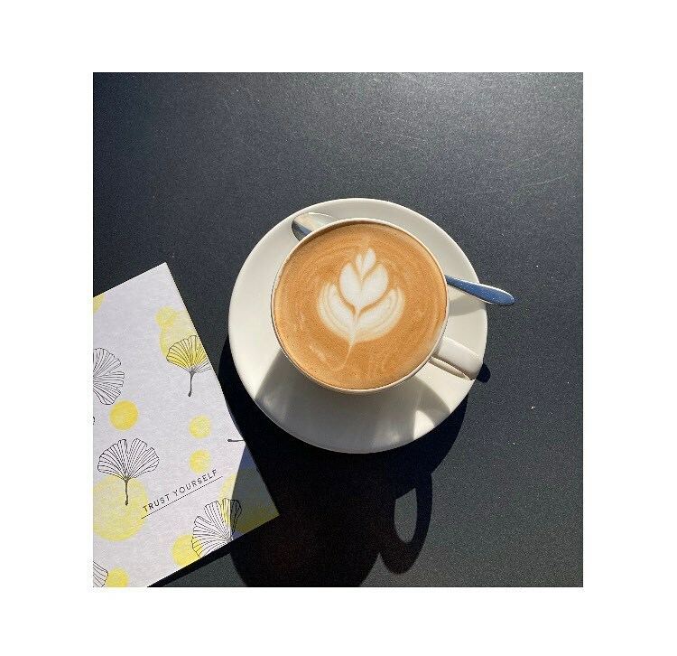 Wir wünschen allen einen guten Wochenstart! 🌞 Von 7-22Uhr haben wir für euch geöffnet. 

Motto diese Woche (oder eigentlich immer): Trust yourself!

#effingerbern #effinger #coworking #kaffee #latteart #trustyourself #kaffeebar #goodvibes instagr.am/p/CevN5OTq-UJ/