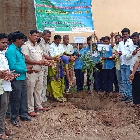 DcfForest's tweet photo. ವಿಶ್ವ ಪರಿಸರ ದಿನಾಚರಣೆ ಹಾಗೂ HK ಕಾರ್ಯಕ್ರಮದ ಅಂಗವಾಗಿ ಇಂದು ಹನುಮನಾಳ ಶಾಖೆಯ ನಿಲೋಗಲ್ ಗ್ರಾಮದ BCM ಹಾಸ್ಟೆಲ್ ಆವರಣದಲ್ಲಿ ಬೀಜ ಬಿತ್ತನೆ &amp; ಸಸಿ ನೆಡುವ ಕಾರ್ಯಕ್ರಮವನ್ನು ಹಮ್ಮಿಕೊಳ್ಳಲಾಯಿತು. ಕಾರ್ಯಕ್ರಮದಲ್ಲಿ ಗ್ರಾಪಂ ಅಧ್ಯಕ್ಷರು, ಸದಸ್ಯರು, ವಿದ್ಯಾರ್ಥಿಗಳು, ಗ್ರಾಮದ ಮುಖಂಡರು ಹಾಗೂ ಎಲ್ಲಾ ಸಿಬ್ಬಂದಿಗಳು ಹಾಜರಿದ್ದರು.@BSBommai https://t.co/8RzOdhXDnv