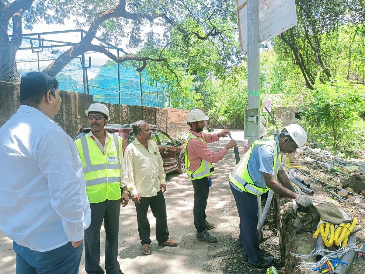 ना प्राजक्त दादा तनपुरे नगरविकास राज्यमंत्री   यांच्या मंत्रालय येथील दालनात झालेल्या बैठकी नंतर जवाहर विद्या भवन ते डोंगरे पार्क येथील स्ट्रीट लाईट (रस्त्यावरील पथदिवे) काम युद्ध पातळीवर सुरु.
<a href="/prajaktdada/">Prajakt Prasadrao Tanpure</a> <a href="/NCPspeaks/">Nationalist Congress Party - Sharadchandra Pawar</a> <a href="/MumbaiNCP/">NCP Mumbai</a> <a href="/mumbai_NYC/">Mission Mumbai 2024</a>