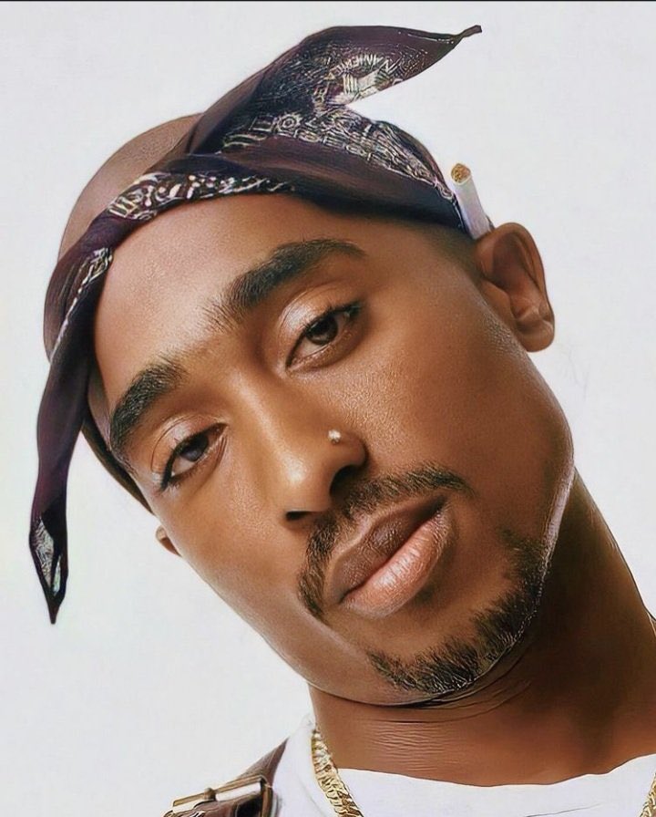 Jameschegs's tweet photo. 2pac owned a Iphone 13 pro Max in the 90s!!! https://t.co/q89zVYzGn6