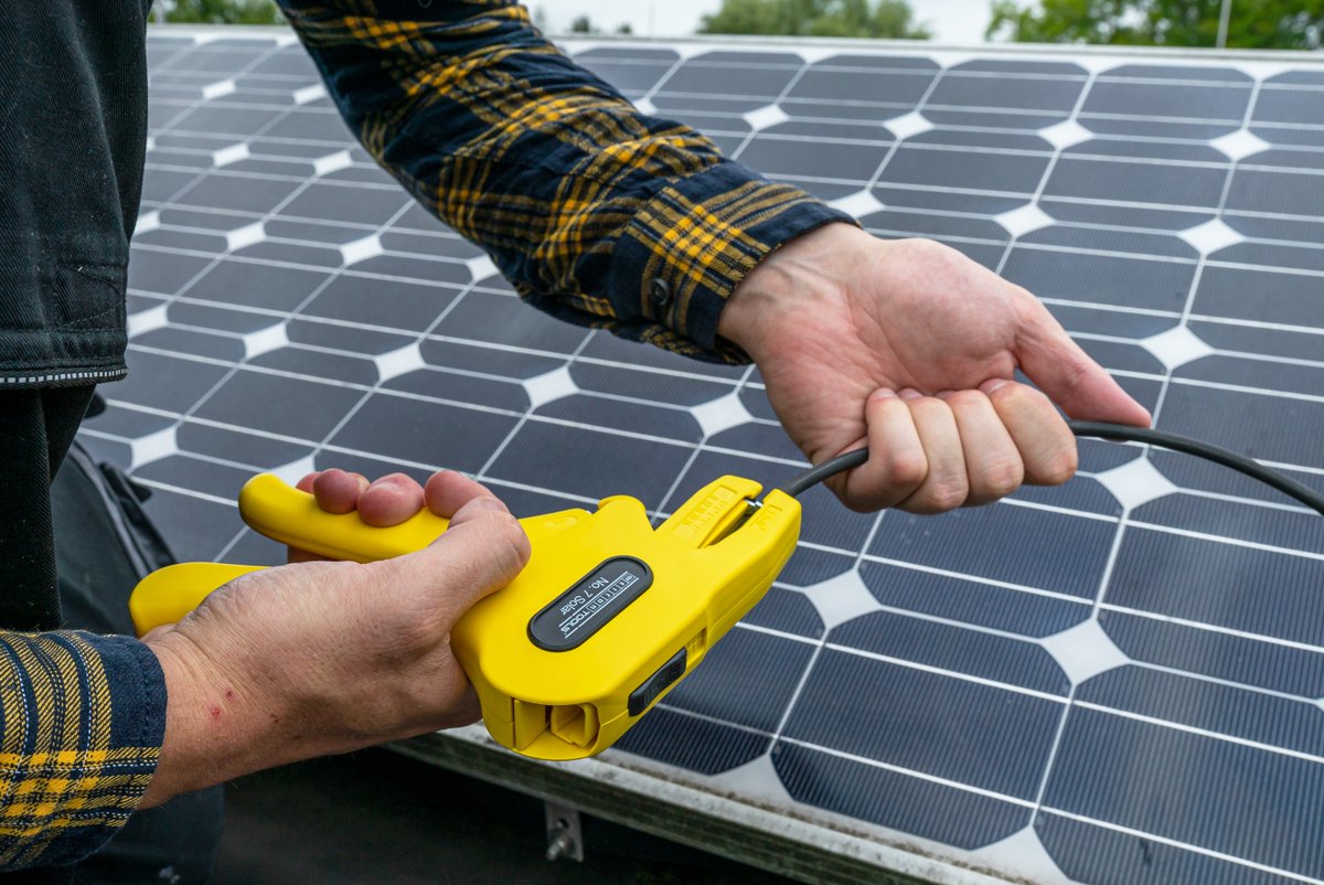 WEICON_de's tweet photo. With the No. 7 Solar we offer a special wire stripper for skinning and stripping common photovoltaic cables.
Mit der No. 7 Solar bieten wir eine spezielle Abisolierzange zum Entmanteln und Abisolieren der gängigen Photovoltaik-Kabel.
#weicon #weicontools #tool #solar https://t.co/YjIJJDbRtj