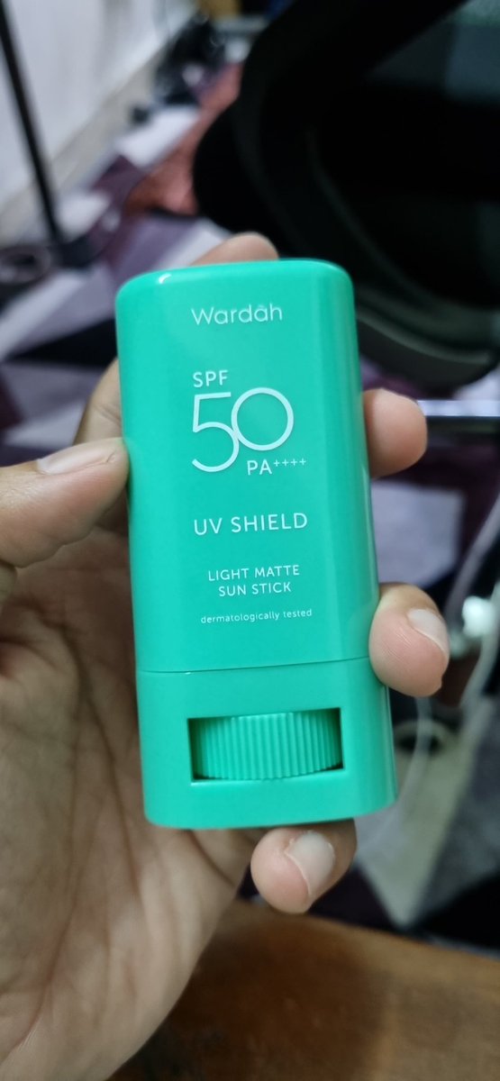amarmutallib's tweet photo. @ChutSkinz Yang tak nak berminyak plus tak nak white cast boleh try Wardah ligth matte sun stick ✨ https://t.co/hwnlRhbLEI