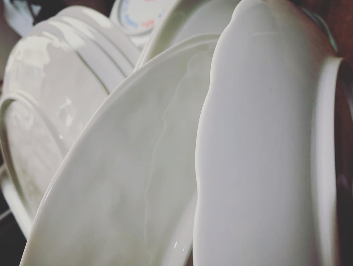 MURontheDL's tweet photo. 漂白剤に漬けこんで1時間。引き上げて、あらゆる面をスポンジで全力でこする。これで新装開店みたいにピカピカの皿になる。帰り道は指(とくに小指と親指)が攣る。
#basketballcafe #BALLTONGUE #bleach #bleachout #cleaning #cafe #bar #restaurant #diner #cantina #tokyo #TOKYOeastside #kiba https://t.co/LN1rnChTwG