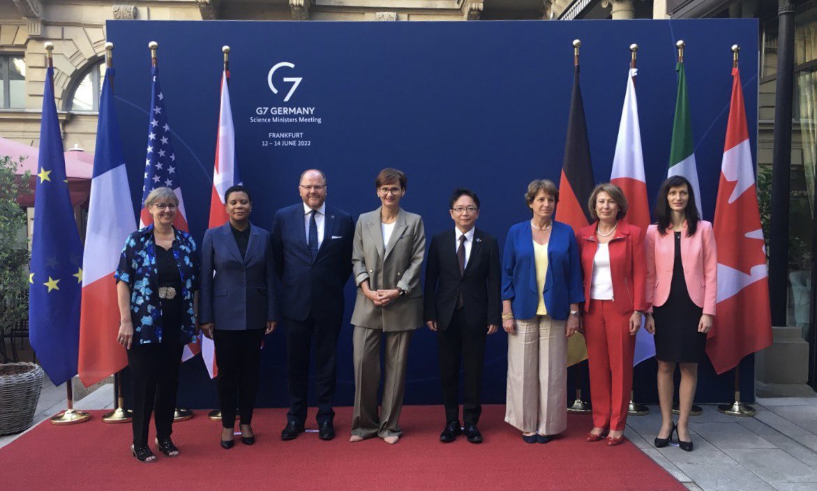 sretailleau's tweet photo. Aujourd’hui à Francfort pour représenter la France au #G7Science. Avec mes homologues nous travaillons en particulier à la protection de la recherche, et à sa contribution à la lutte contre le changement climatique.
#G7GER https://t.co/n0a7bmkG7R