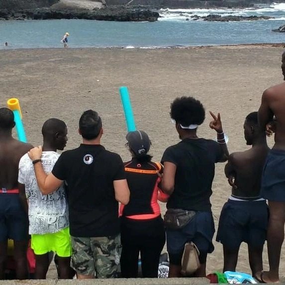 proemaid's tweet photo. #FelizLunes, arranca una nueva semana y nuestros #voluntarios Jacobo y Andrea siguen trabajando para enseñar a nadar y reconciliarse con el #mar a todos los alumnos del #ProyectoAgua.
#ActitudProemAID #vuelveproyectoagua #PROEMAID https://t.co/5Fzvf5w4LB