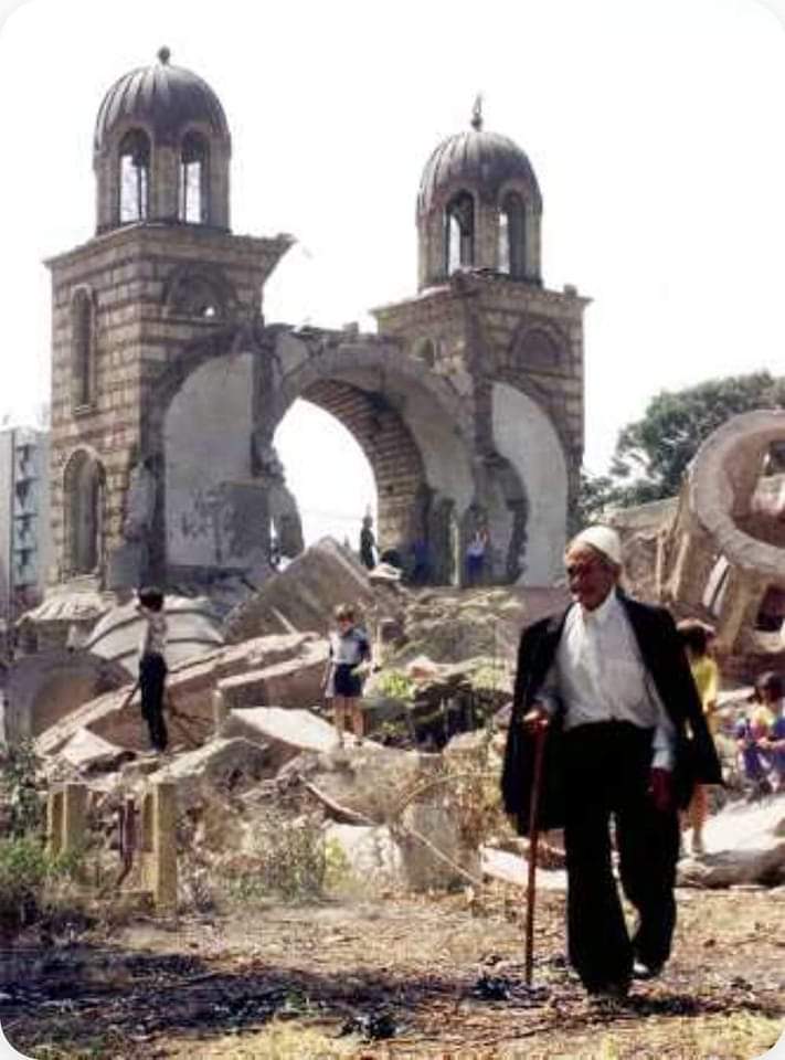 Рушевине српске православне цркве Свете Тројице на Метохији.
Епархија Рашко - призренска