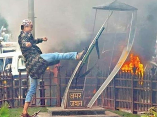 neha_unny's tweet photo. Truth of #MuslimsNotSafe_In_India #Islamophobia_in_india https://t.co/Qh60zRJe4h